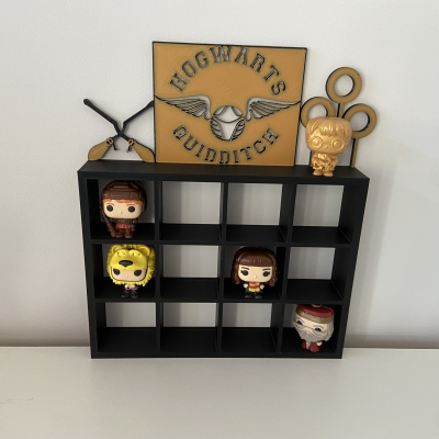 Estante preta com bonecos Funko Pop e placa Hogwarts Quidditch