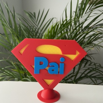 Decoração vermelha inspirada no símbolo do super-homem com a palavra Pai em azul