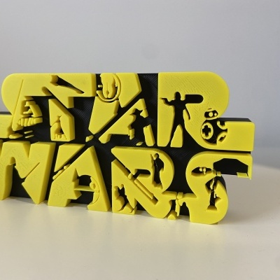 Escultura decorativa 3D preto e amarelo com texto STAR WARS e personagens recortadas