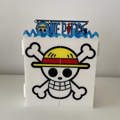 Bloco de construção com design de caveira e texto ONE PIECE