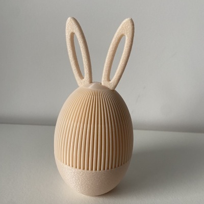 Ovo decorativo creme com textura e orelhas alongadas