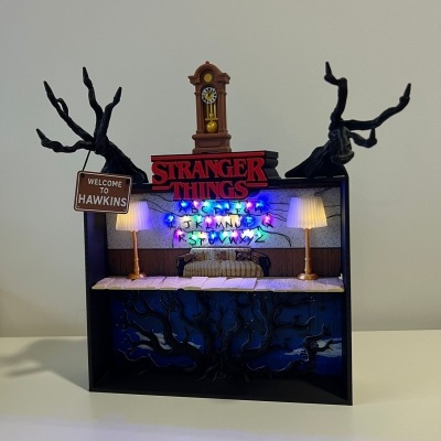 Decoração miniatura Stranger Things com iluminação LED e elementos da série