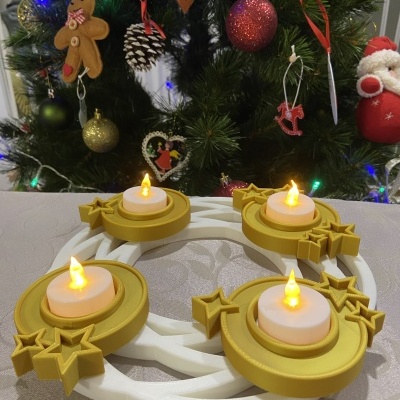 Castiçal branco e dourado com velas elétricas e estrelas numa mesa com árvore de Natal ao fundo