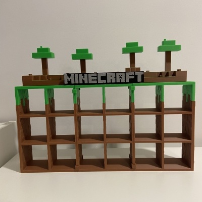 Estante porta-minis Minecraft castanha e verde com árvores decorativas.
