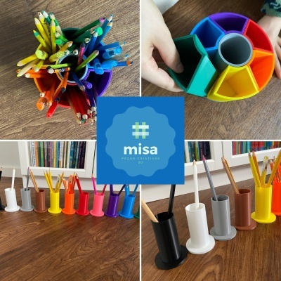 Suportes coloridos para lápis organizados em mesa de madeira com livros ao fundo e logotipo azul no centro