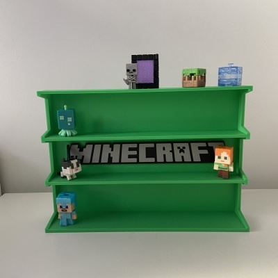 Estante verde com bonecos de Minecraft e texto MINECRAFT