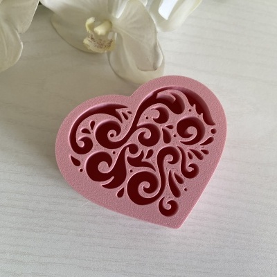 Caixa coração rosa com decoração recortada em arabescos