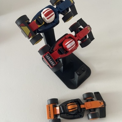 Miniaturas de carros de corrida coloridos com textos Ferrari e McLaren