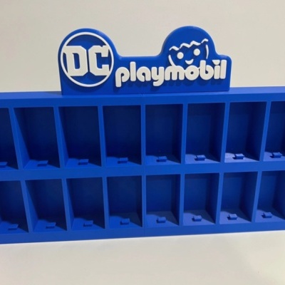 Expositor azul de plástico com divisórias e logótipos DC e playmobil