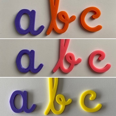 Letras tridimensionais a, b e c em plástico colorido sobre superfície cinza