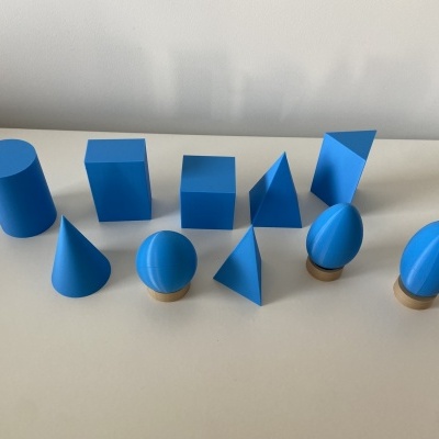 Formas geométricas azuis variadas sobre superfície branca