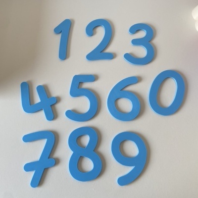 Números decorativos azuis em parede branca