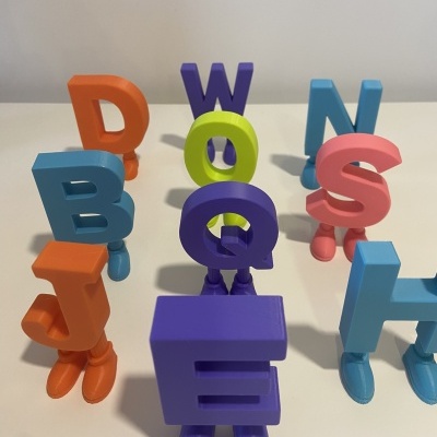 Figuras coloridas de letras de plástico com pernas e sapatos
