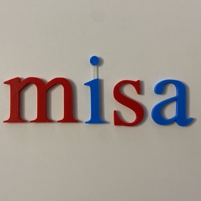 Letras decorativas coloridas na parede a formar a palavra misa