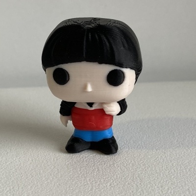Figura Funko Pop com cabelo preto e roupa vermelha e azul