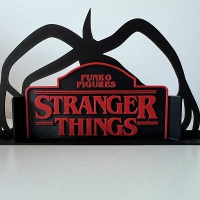 Suporte preto e vermelho para figuras Funko com o texto STRANGER THINGS e FUNKO FIGURES