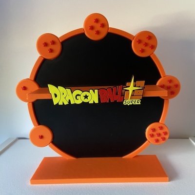 Suporte laranja e preto com logotipo Dragon Ball Super e bolas de dragão