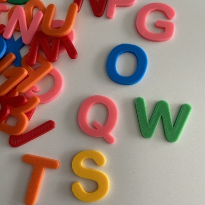 Letras coloridas de plástico em várias cores sobre fundo branco