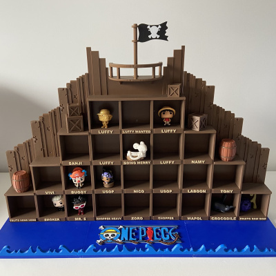 Expositor castanho tipo castelo com figuras de personagens One Piece e base azul com logotipo One Piece