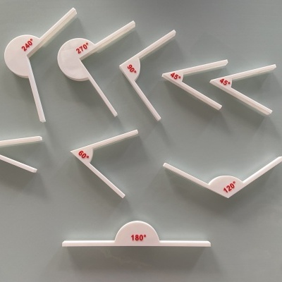 Conjunto de esquadros de plástico branco com ângulos em vermelho sobre superfície cinza