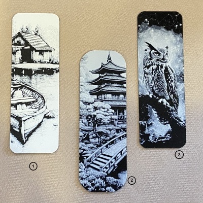 Três marcadores de livros com ilustrações monocromáticas em fundo bege