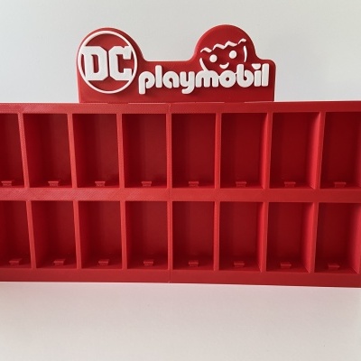 Expositor vermelho de plástico com 16 compartimentos e logótipo DC playmobil em branco