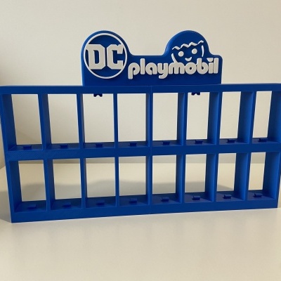 Expositor azul de plástico para figuras Playmobil com logótipos DC e Playmobil