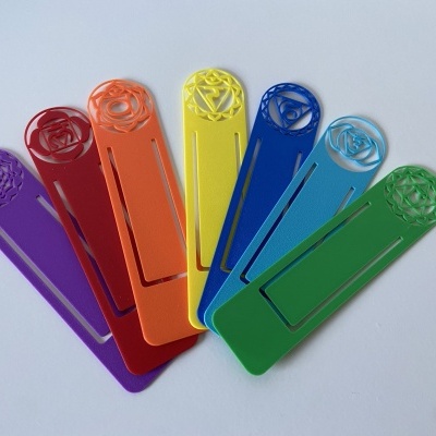 Marcadores de livros coloridos em plástico com desenhos recortados