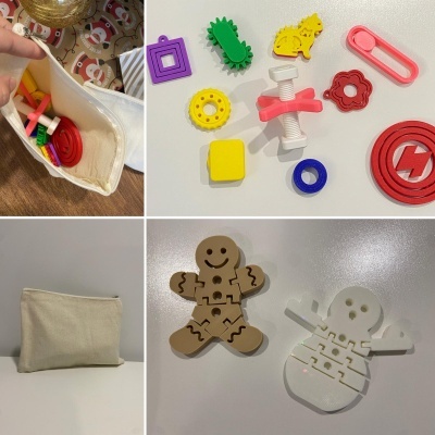 Peças de montagem coloridas, bolsa de tecido bege e figuras de bonecos em madeira e plástico branco