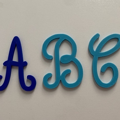Letras decorativas A, B e G em plástico azul