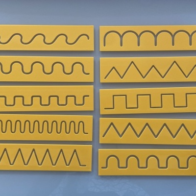 Placas amarelas com padrões de recortes sobre superfície azul.