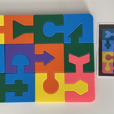 Puzzle geométrico colorido com cartão de referência ao lado