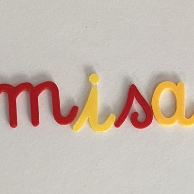 Letras coloridas formando a palavra 'misa' sobre fundo cinza claro.