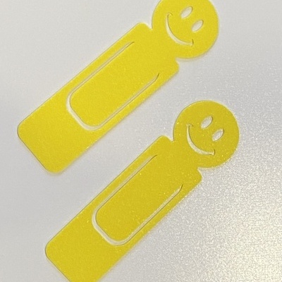 Marcadores de páginas amarelos em forma de bonecos sorridentes