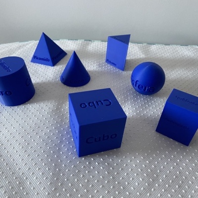 Formas geométricas sólidas azuis com nomes das formas gravados em preto