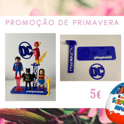 figuras playmobil super-heróis DC em suporte azul, texto KINDER, ovo kinder surpresa maxi e preço 5€