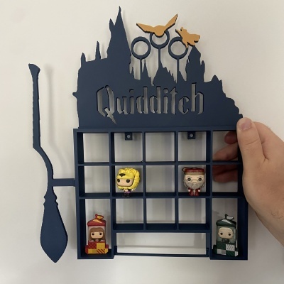 Expositor azul com tema Quidditch e mini figuras em divisórias.
