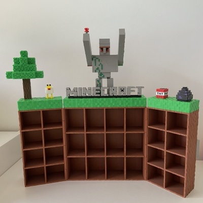 Organizador de madeira com decoração Minecraft, incluindo árvore, animal, robô, TNT e pedra roxa