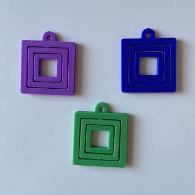 Três marcadores quadrados de plástico colorido com furo para pendurar