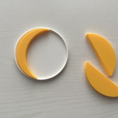 Peças de jogo amarelas e brancas em superfície branca