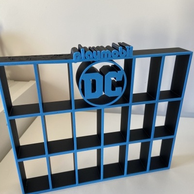 Estante organizadora preta e azul com logotipos playmobil e DC