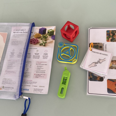 Kit de brinquedos sensoriais FIDGET TOYS KIT com bolsa de malha, brinquedos coloridos e cartões de comunicação.