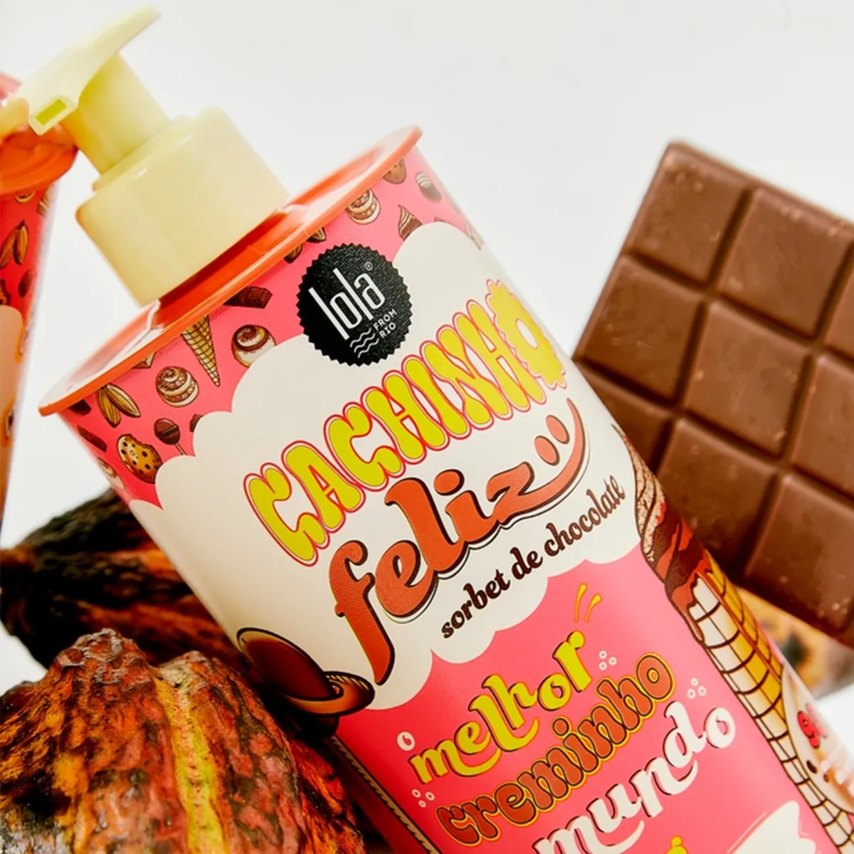 Frasco de creme Cacau Feliz sorbet de chocolate com fundo de barras de chocolate e cacau