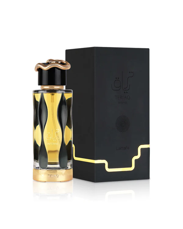 Frasco de perfume elegante com tampa decorada e caixa preta com texto e padrão dourado.