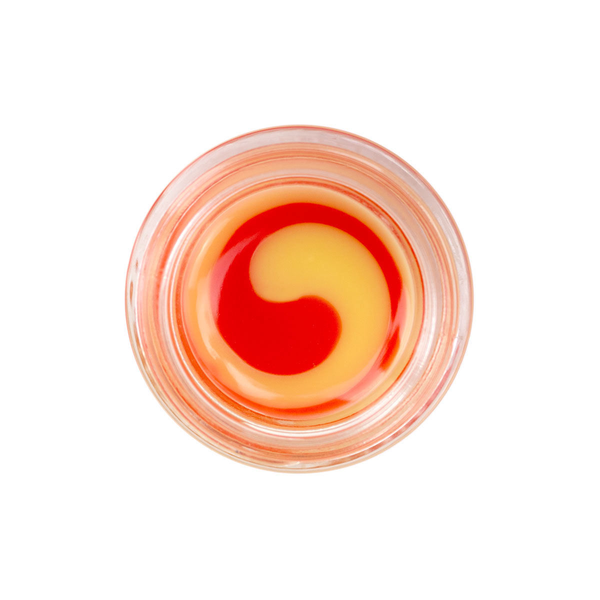 Copo transparente com líquido vermelho e amarelo em espiral