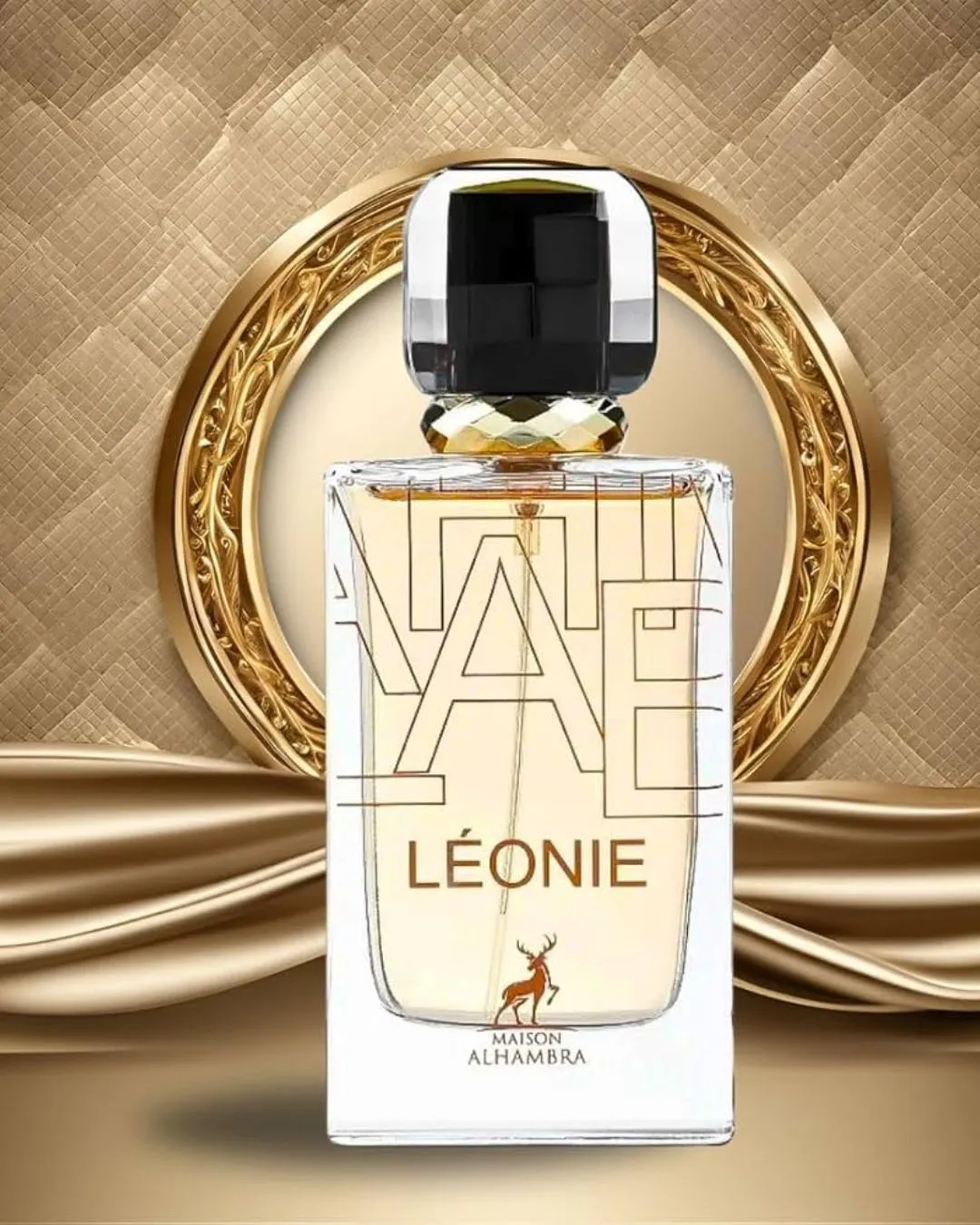 Frasco de perfume Léonie da Maison Alhambra em fundo decorativo bege e dourado