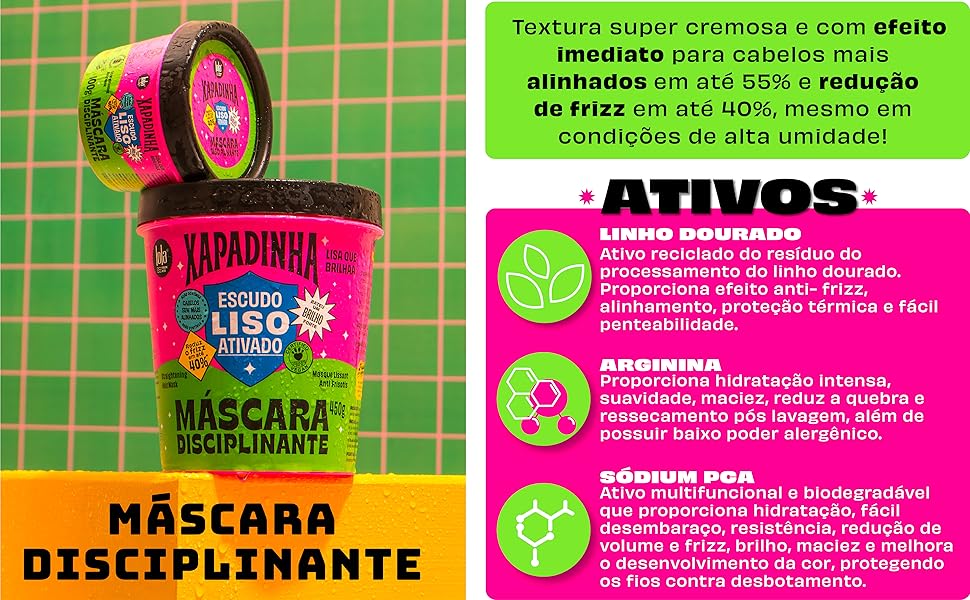 Embalagem rosa de máscara disciplinante para cabelo sobre base amarela com rótulos e fundo de azulejos verdes