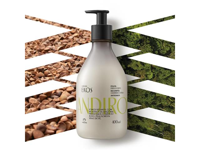 Frasco branco fosco com tampa de bomba preta e rótulo verde e preto em fundo de casca e musgo