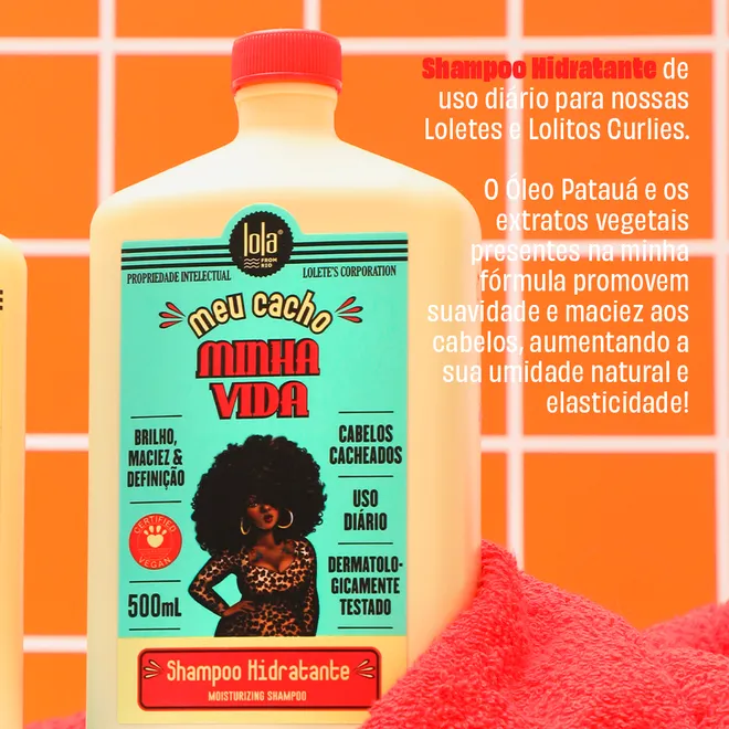 Frasco de shampoo hidratante para cabelos cacheados com rótulo detalhado