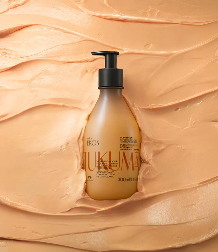 Frasco de loção corporal Ekos Tukumã com dispensador preto em textura cremosa bege